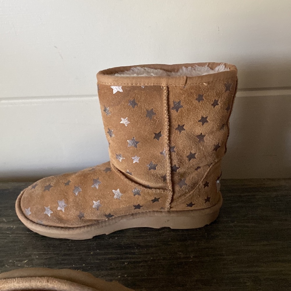Rare Find – UGG Classic Short II Stars Boot 
Size 4 (Big Kid) | Color: Chestnut - Picture 12 of 15